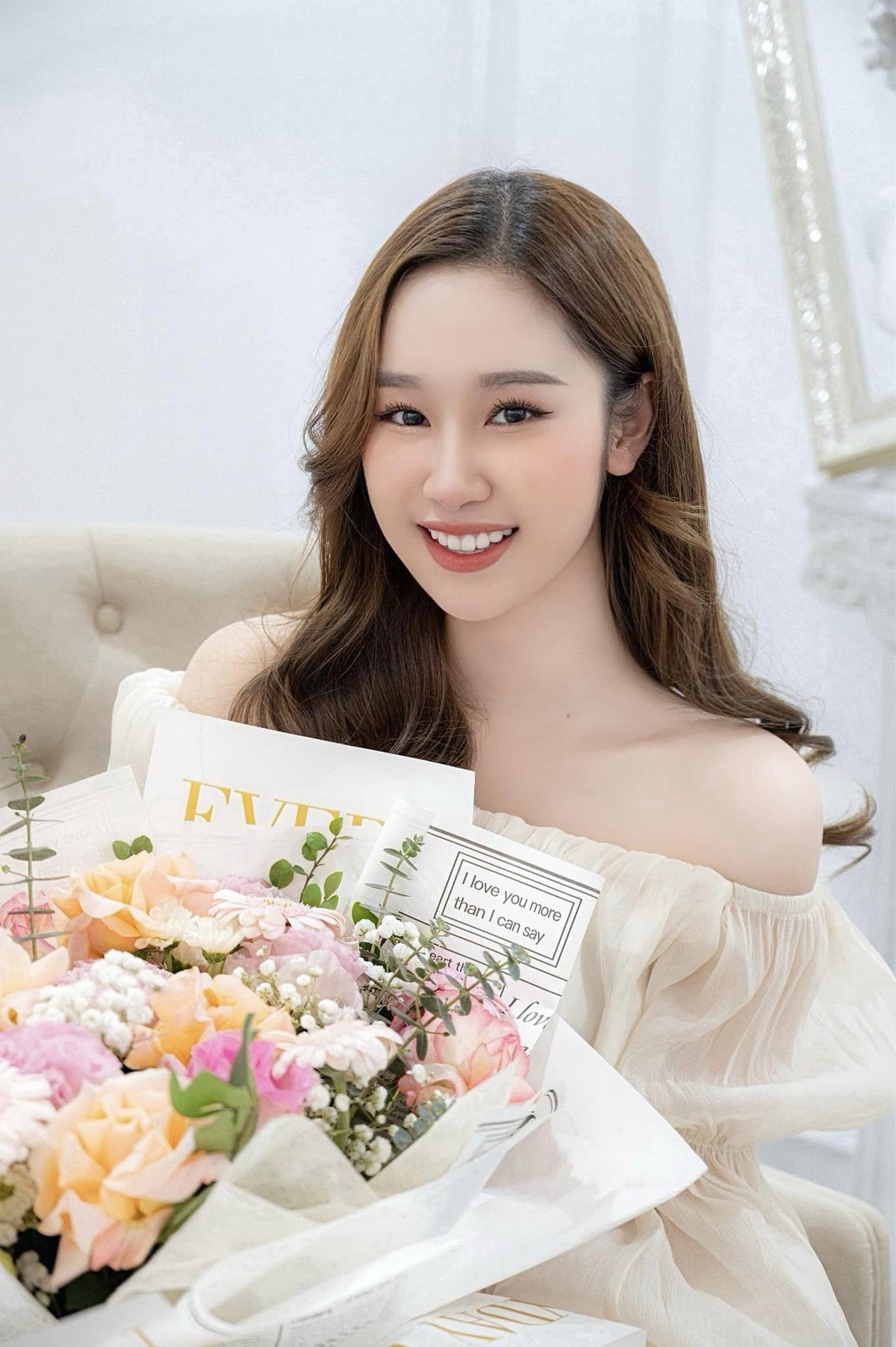 Hàn Trang sở hữu gương mặt xinh đẹp với một đôi mắt xếch đặc trưng không lẫn với ai. Nhiều người nhận xét cô nàng giống như một tiểu hồ ly gợi cảm, quyến rũ.