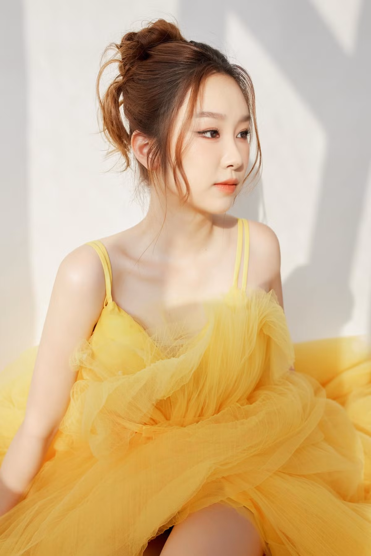 Hàn Trang (tên thật Nguyễn Thùy Trang, SN 2000, Hà Nội) từng theo học chuyên ngành Diễn viên Kịch - Điện ảnh - Truyền hình, Đại học Sân khấu - Điện ảnh Hà Nội.