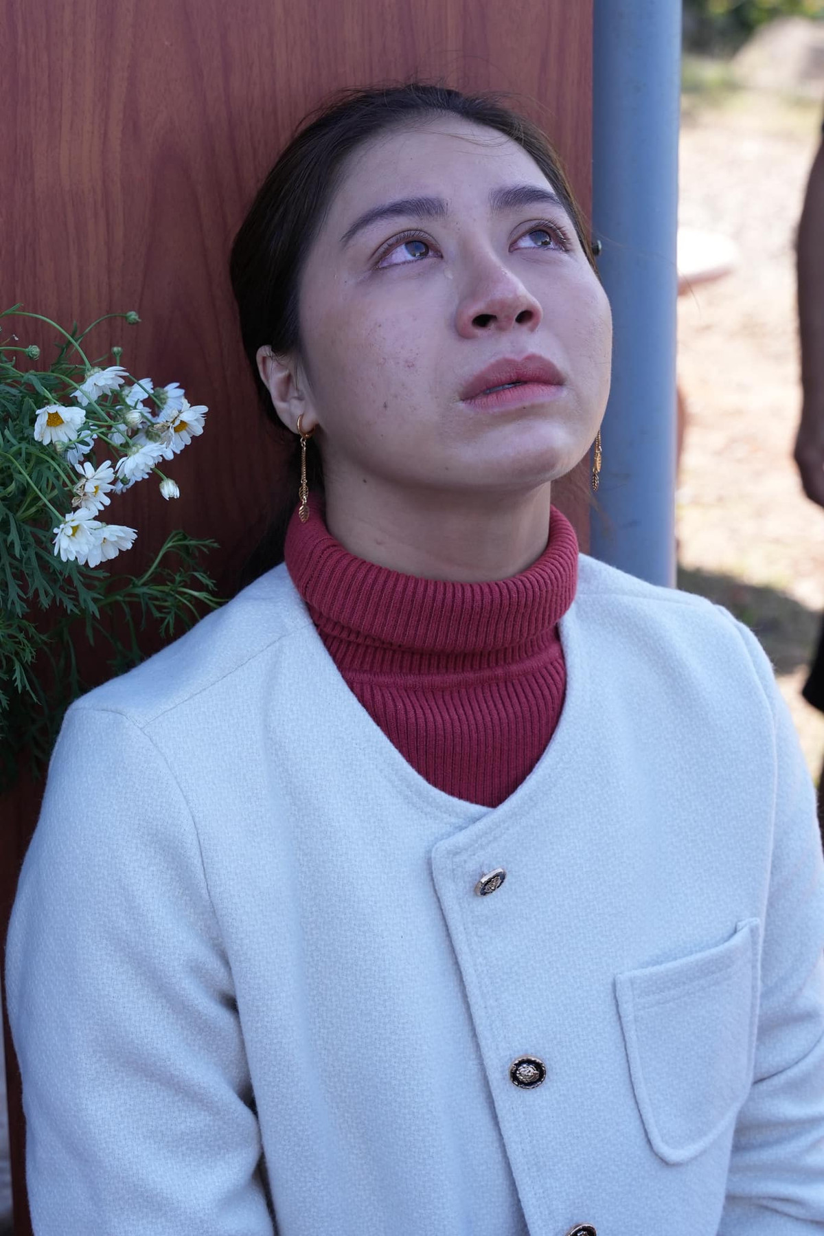 Trong phim, Tư Thắm là vợ của Tư Hậu - một người phụ nữ với những đặc điểm đặc trưng của người phụ nữ miền biển: da ngăm đen, tướng thô ráp, tính tình hơi cộc cằn nhưng cũng rất phóng khoáng.