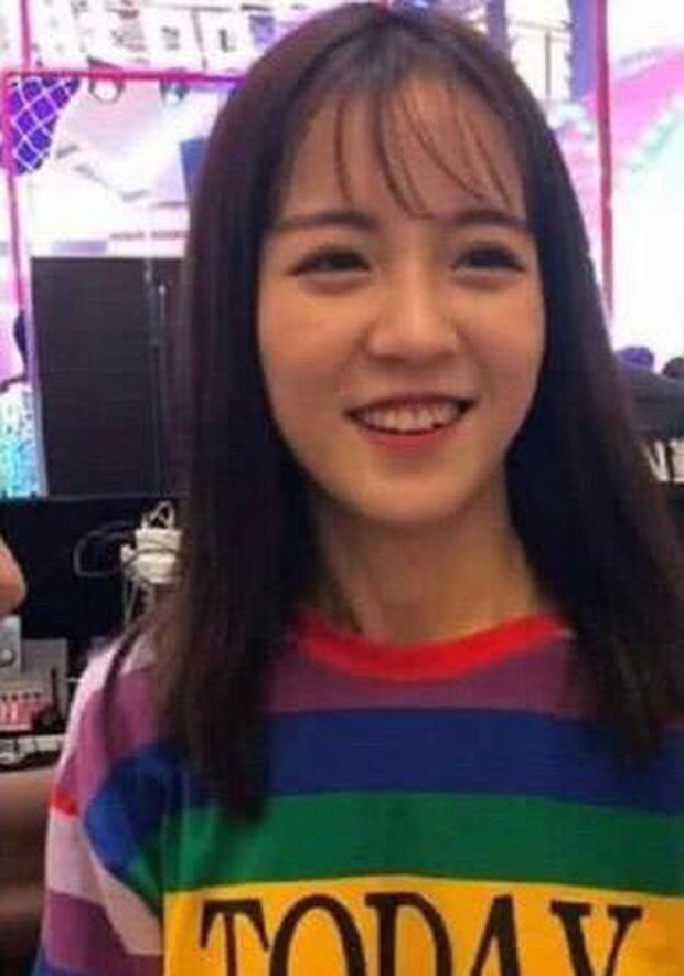 Nhiều người hâm mộ Trung Quốc tỏ ra rất thất vọng trước mặt mộc của hot girl này. Trông cô nàng như chẳng hề liên quan tới danh xưng "nữ thần" được gọi trước đó.