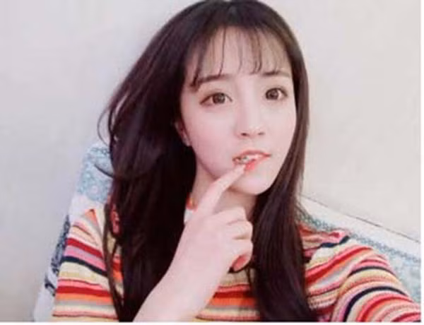 Không chỉ có vậy, hot girl từng có những phát ngôn thiếu chừng mực, coi thường người hâm mộ. Sau sự việc lộ ảnh chưa trang điểm, Ly Ca mất kha khá người hâm mộ bởi thói "sống ảo" và chảnh choẹ của mình.