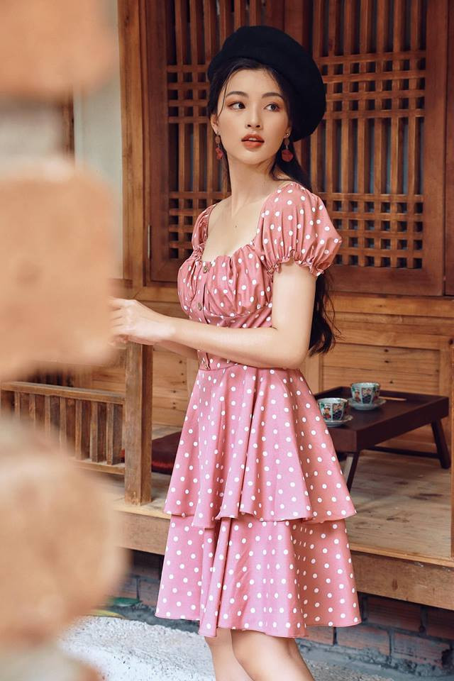 Với chiều cao 1m60, nặng 44kg cùng số đo 3 vòng khá chuẩn là 83-60-85, nữ sinh 9X trường Y đang là mẫu ảnh đắt show cho khá nhiều shop thời trang mới nổi tại Sài Gòn.