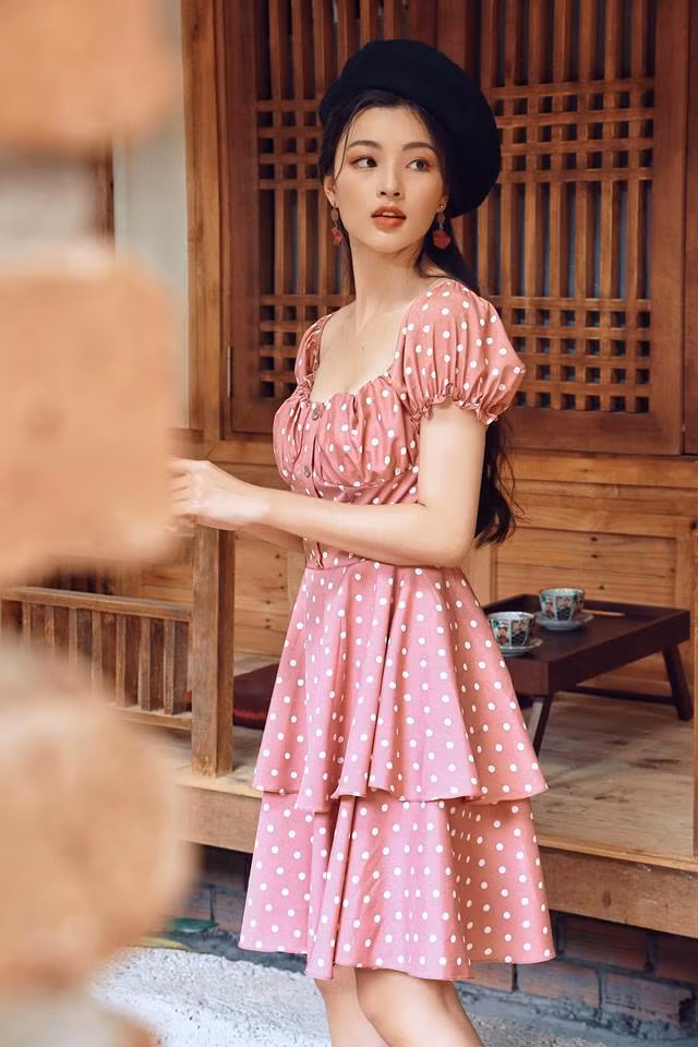 Với chiều cao 1m60, nặng 44kg cùng số đo 3 vòng khá chuẩn là 83-60-85, nữ sinh 9X trường Y đang là mẫu ảnh đắt show cho khá nhiều shop thời trang mới nổi tại Sài Gòn.