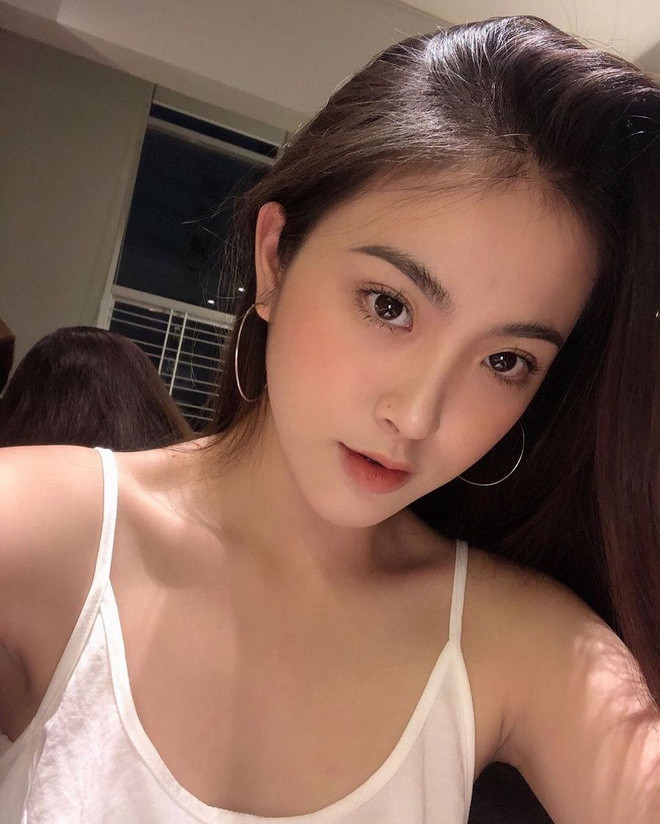 Bên cạnh việc học tập, hiện Thu Hà cũng nhận lời làm mẫu chụp lookbook cho một số thương hiệu thời trang tại Sài Gòn. Thế nhưng cô nàng cho biết không nhận chụp nhiều vì trước mắt muốn tập trung vào việc học tập.