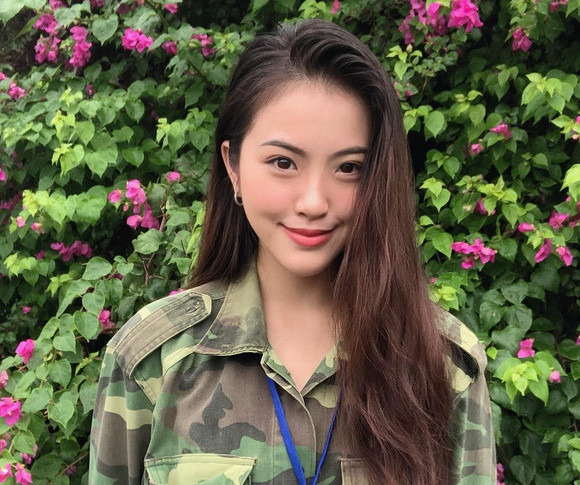 Khuôn mặt trái xoan, mắt to và khuôn luôn mày đúng kiểu hot girl Thái Lan, Nguyễn Thu Hà (sinh năm 2000) - sinh viên ngành Quan hệ Công chúng của Đại học Văn Lang nhiều lần bị nhầm lẫn là cô gái xứ Chùa Vàng.