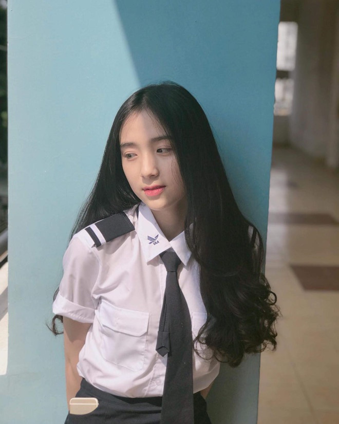 Cô nàng từng gây "bão" khi thực hiện bộ ảnh mặc đồng phục của Học viện Hàng không Việt Nam. Với mái tóc đen dài, khuôn mặt nhỏ nhắn, Trúc Phương nhanh chóng thu hút sự chú ý của dân mạng.