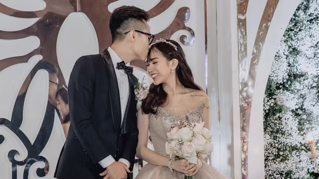 Joyce Phạm (1999) là một gương mặt quen thuộc trong hội rich kid Việt. Đầu tháng 9 vừa qua, đám cưởi của cô và bạn trai là Nguyễn Phước Thành Tâm (sinh năm 1997) thu hút được sự chú ý của truyền thông về độ xa hoa bậc nhất.