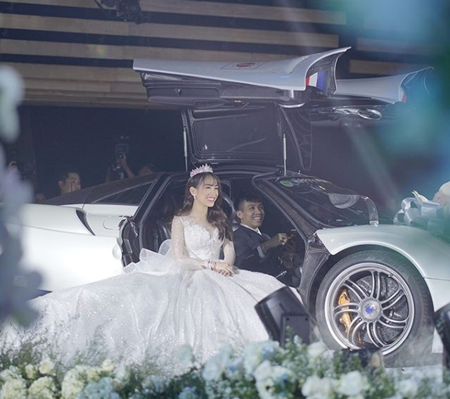 Đám cưới của Joyce có sự góp mặt của nhiều nghệ sĩ nổi tiếng như như ca sĩ Ưng Hoàng Phúc, Phạm Quỳnh Anh, MC Trấn Thành...Hôn lễ của rich kid còn xuất hiện nhiều siêu xe đắt đỏ, trong đó Minh Nhựa "chơi ngông" khi lái siêu xe Pagani Huayra trị giá hơn 80 tỷ đưa con gái vào lễ đường.