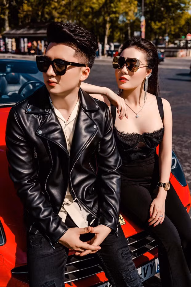 Cả hai gây chú ý bởi màn cầu hôn lãng mạn tại nước ngoài và sự xuất hiện của một dàn xe sang trong ngày cưới, trong đó Trọng Hưng đón dâu bằng siêu xe Roll Royce.