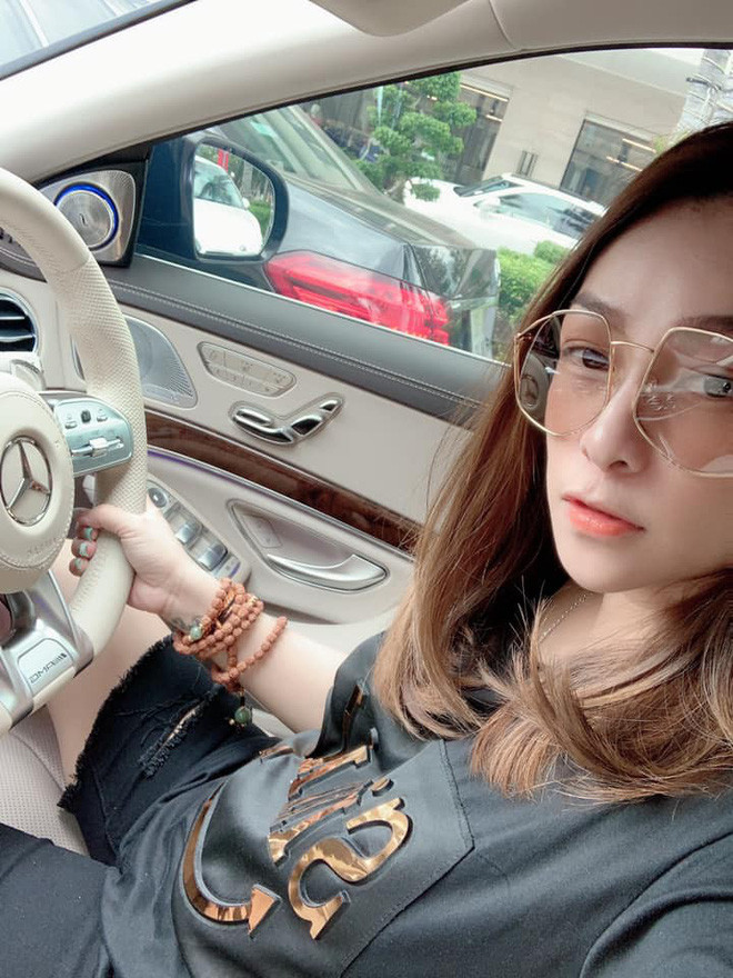 Giữa lúc vợ hai Minh Nhựa là Mina Phạm liên tiếp vướng vào lùm xùm, vợ cả vị đại gia được CĐM đặt lên bàn cân so sánh.