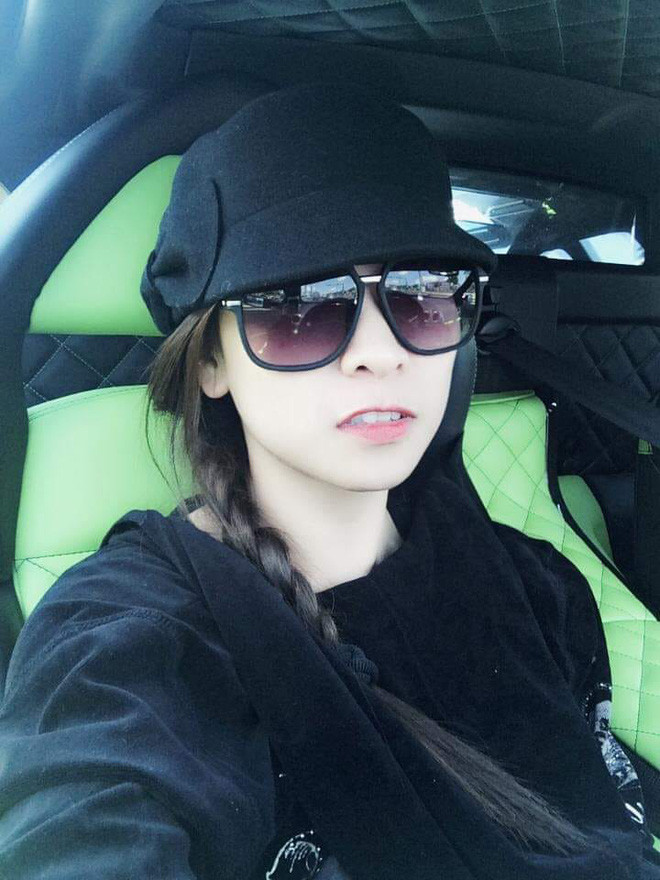 Trong khi vợ hai Minh Nhựa "tung hoành" với đủ màu sắc, Phương Thúy vẫn trẻ trung với sắc đen nhờ cách phối đồ hợp cảnh.