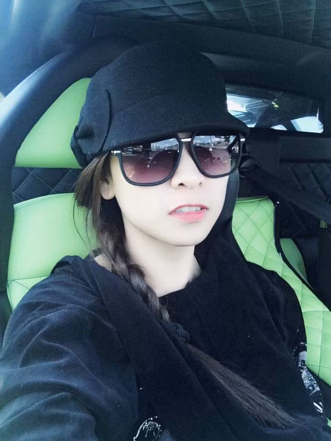 Trong khi vợ hai Minh Nhựa "tung hoành" với đủ màu sắc, Phương Thúy vẫn trẻ trung với sắc đen nhờ cách phối đồ hợp cảnh.