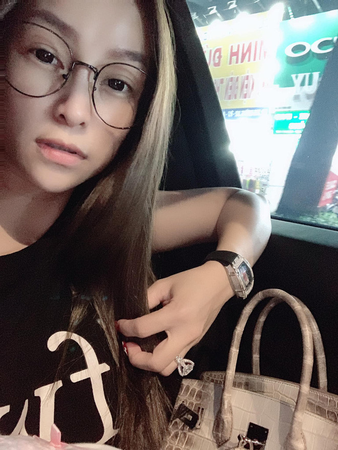 Phương Thúy cũng tự tin khoe ảnh sống ảo cùng combo thần thánh, trong khi Mina Phạm liên tục vướng phốt "trộm" ảnh, trộm caption.