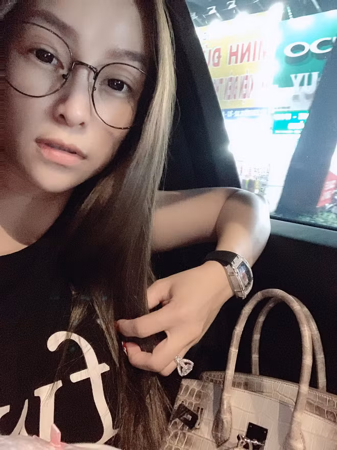 Phương Thúy cũng tự tin khoe ảnh sống ảo cùng combo thần thánh, trong khi Mina Phạm liên tục vướng phốt "trộm" ảnh, trộm caption.