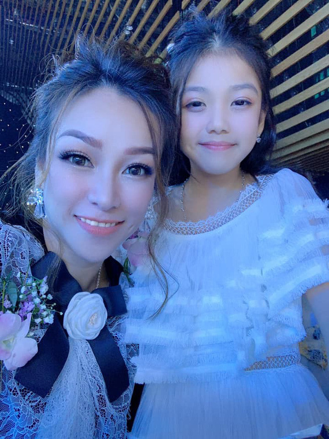 Vẻ trẻ trung, rực rỡ với làn da căng, gương mặt thon gọn và thần thái của bà mẹ 3 con Phương Thúy khiến nhiều người ngưỡng mộ.