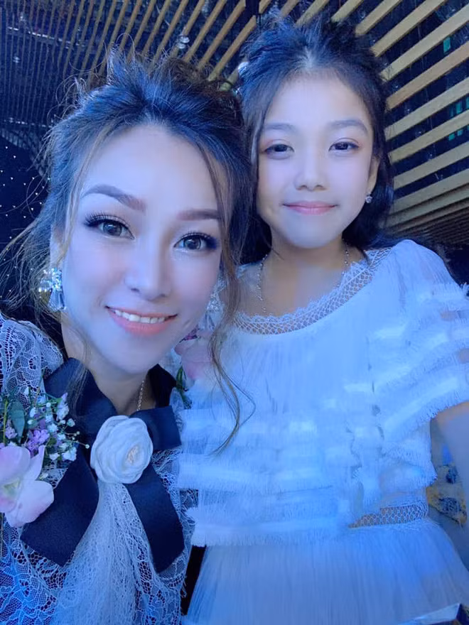 Vẻ trẻ trung, rực rỡ với làn da căng, gương mặt thon gọn và thần thái của bà mẹ 3 con Phương Thúy khiến nhiều người ngưỡng mộ.