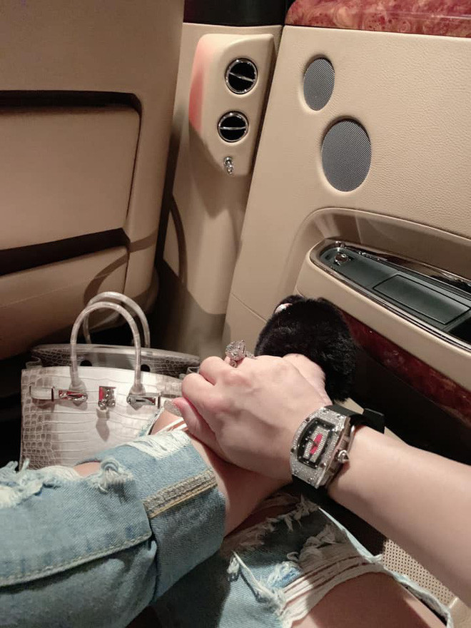 Trong khi Mina Phạm loay hoay đập hộp túi Hermes Birkin, vợ cả Minh Nhựa sớm sở hữu combo bất khả chiến bại với túi Hermes và kim cương/đồng hồ cao cấp.