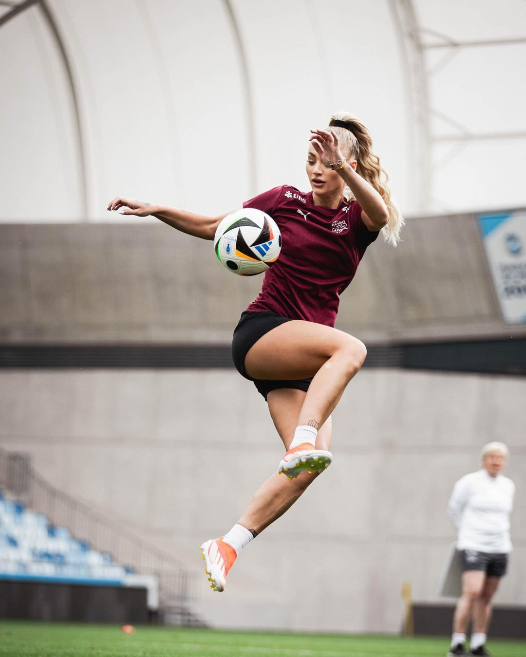 Với mái tóc vàng, đôi mắt xanh cùng thân hình chuẩn vận động viên, Alisha là một trong những cầu thủ bóng đá nữ nóng bỏng nhất.