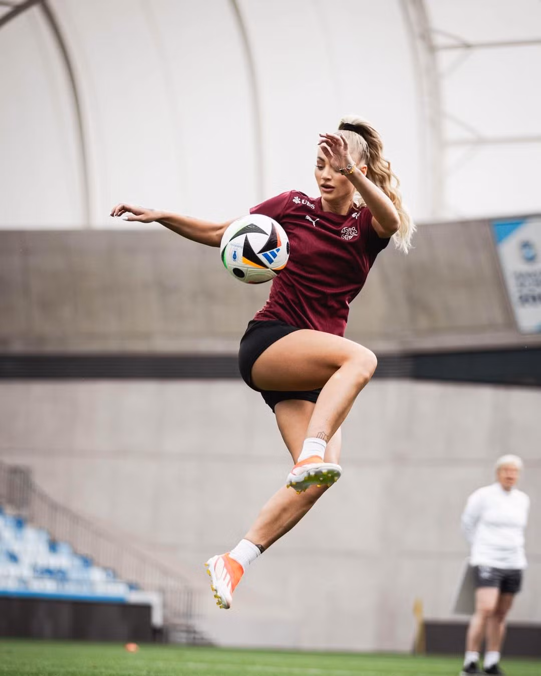 Với mái tóc vàng, đôi mắt xanh cùng thân hình chuẩn vận động viên, Alisha là một trong những cầu thủ bóng đá nữ nóng bỏng nhất.