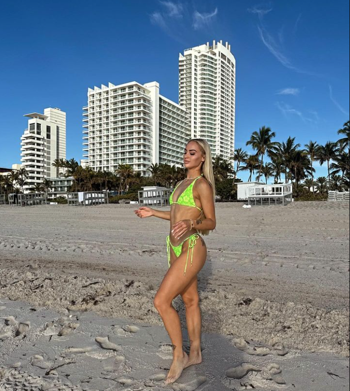 Lehmann đang hẹn hò với tiền vệ Douglas Luiz, người đang thuộc biên chế đội nam Villa. Cả 2 bắt đầu yêu đương từ năm 2021, dù cặp đôi đã từng chia tay vào năm 2022 nhưng nhanh chóng tái hợp vào cuối năm 2023.