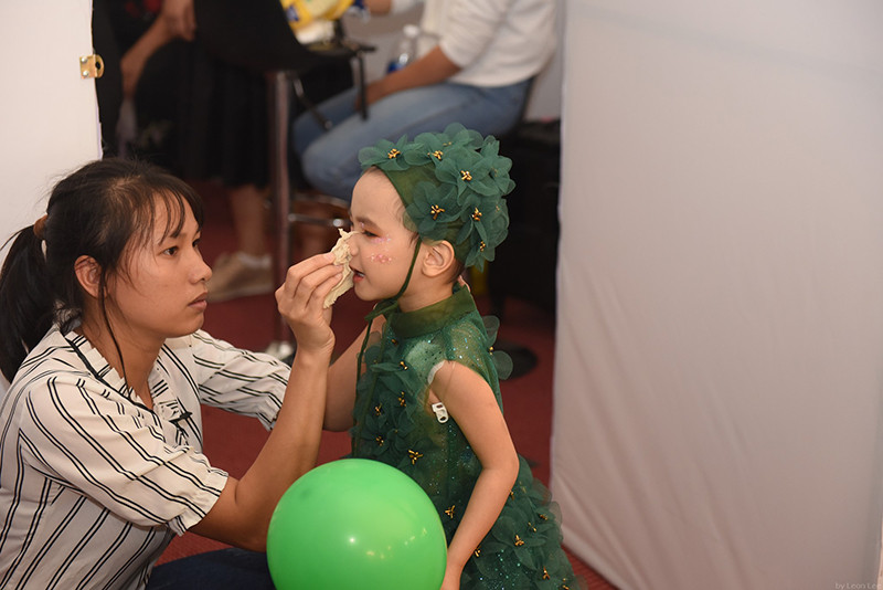 Sức khoẻ không tốt, mẹ Hà My phải đi theo kèm để chăm sóc con bất kỳ lúc nào. Thế nhưng cô bé vẫn cố gắng thể hiện bản thân trên sân khấu dù rất mệt.