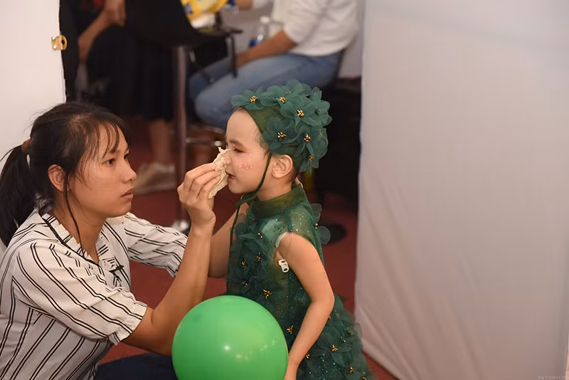 Sức khoẻ không tốt, mẹ Hà My phải đi theo kèm để chăm sóc con bất kỳ lúc nào. Thế nhưng cô bé vẫn cố gắng thể hiện bản thân trên sân khấu dù rất mệt.