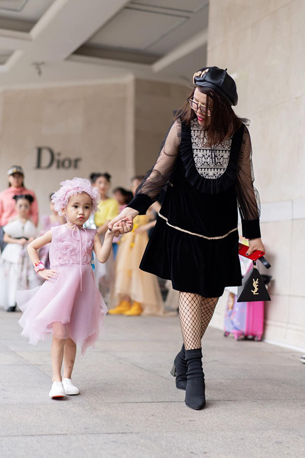 Dù là lần đầu tiên được trình diễn thời trang, vượt qua những phút giây ngắn ngủi rụt rè, Hà My sải bước tự tin như tất cả các bạn diễn khác.