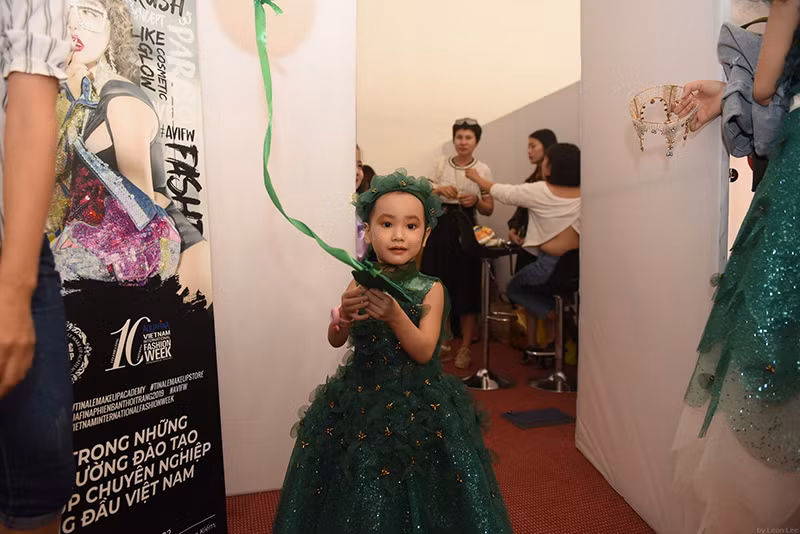 "Cảm ơn NTK Thảo Nguyên đã giúp Hà My thực hiện ước mơ", "Tôi thật sự đã khóc, thấy bé trình diễn trên sân khấu, không ai ngờ rằng dù mới 4 tuổi nhưng em ấy đã phải chịu bao nỗi đau về thể xác" - Nhiều khán giả chia sẻ.