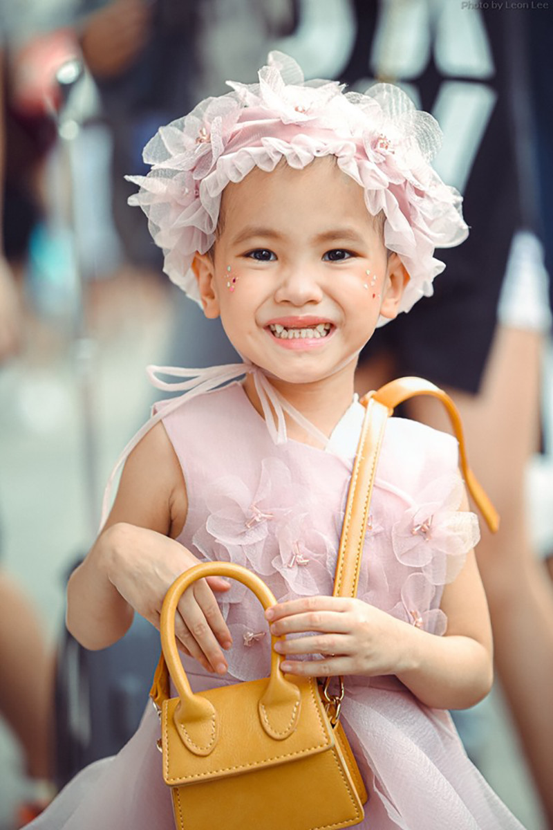 Nụ cười tươi của cô bé 4 tuổi mắc ung thư máu toả nắng giữa thời tiết âm u ở Hà Nội.
