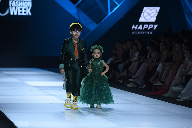 Thấy con gái luôn ao ước được trình diễn trên sân khấu thời trang, mẹ của Trà My đã liên hệ với NTK Thảo Nguyên để giúp con gái thực hiện được ước mơ.