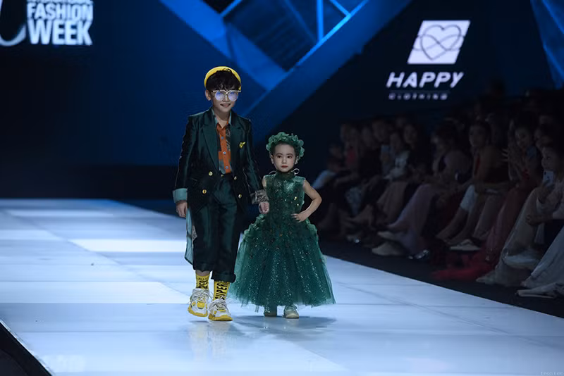 Thấy con gái luôn ao ước được trình diễn trên sân khấu thời trang, mẹ của Trà My đã liên hệ với NTK Thảo Nguyên để giúp con gái thực hiện được ước mơ.