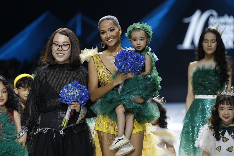 Hoàn thành show một cách xuất sắc, bé gái ung thư được H'Hen Niê bế trê tay trong khoảnh khắc kết thúc đêm diễn.