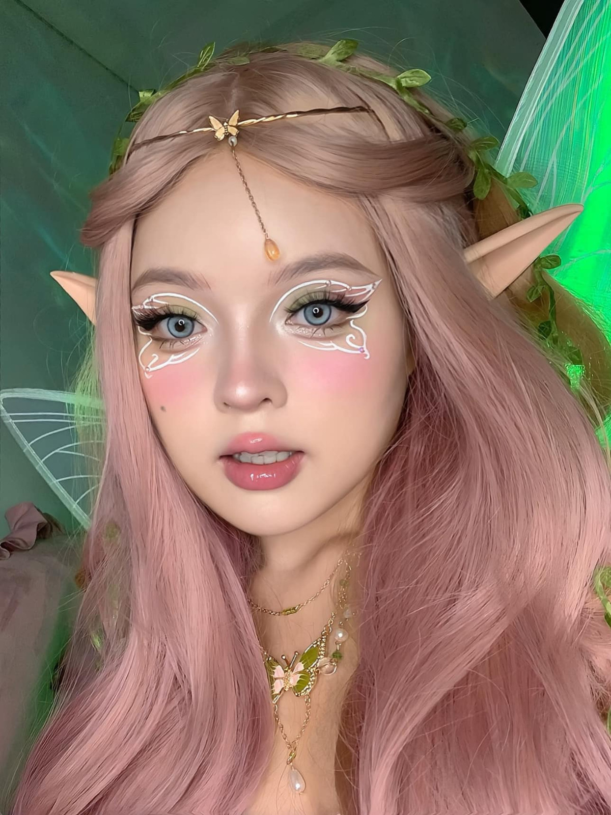 Bé Min Barbie cũng khéo léo vẽ thêm chi tiết là đôi cánh bướm tựa như ảnh ảo bươm bướm bay đi bay về - một trong những chiêu thức quan trọng của tướng pháp sư đường giữa này.