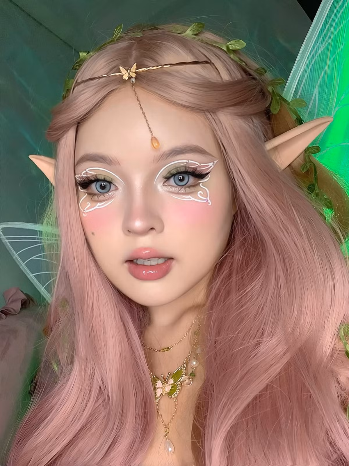 Bé Min Barbie cũng khéo léo vẽ thêm chi tiết là đôi cánh bướm tựa như ảnh ảo bươm bướm bay đi bay về - một trong những chiêu thức quan trọng của tướng pháp sư đường giữa này.