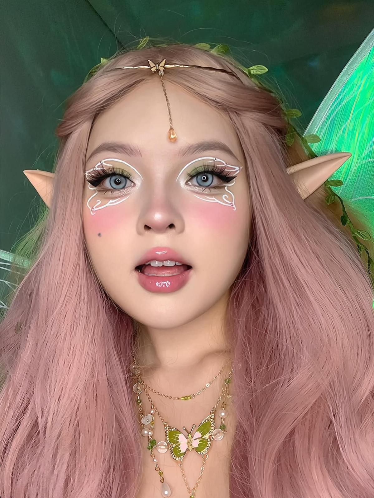 Mới đây, màn cosplay Krixi của nàng Tiktoker Bé Min Barbie khiến nhiều người không khỏi thích thú. Cô nàng đã biến hóa thành "tinh linh rừng xanh" với mái tóc hồng đặc trưng, đôi tai nhọn rinh ranh cùng cách makeup độc đáo.