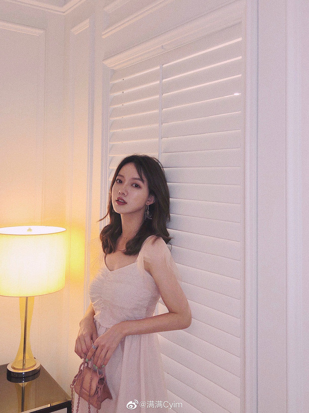 Mãn Mãn là 1 hot girl nổi tiếng tại Trung Quốc. Trang cá nhân của cô sở hữu tới 3 triệu lượt follow. Nhìn những hình ảnh xinh đẹp, duyên dáng, thon thả tựa nữ thần hiện tại của cô nàng , chắc chắn không ai tin cô từng nặng tới 70 kg