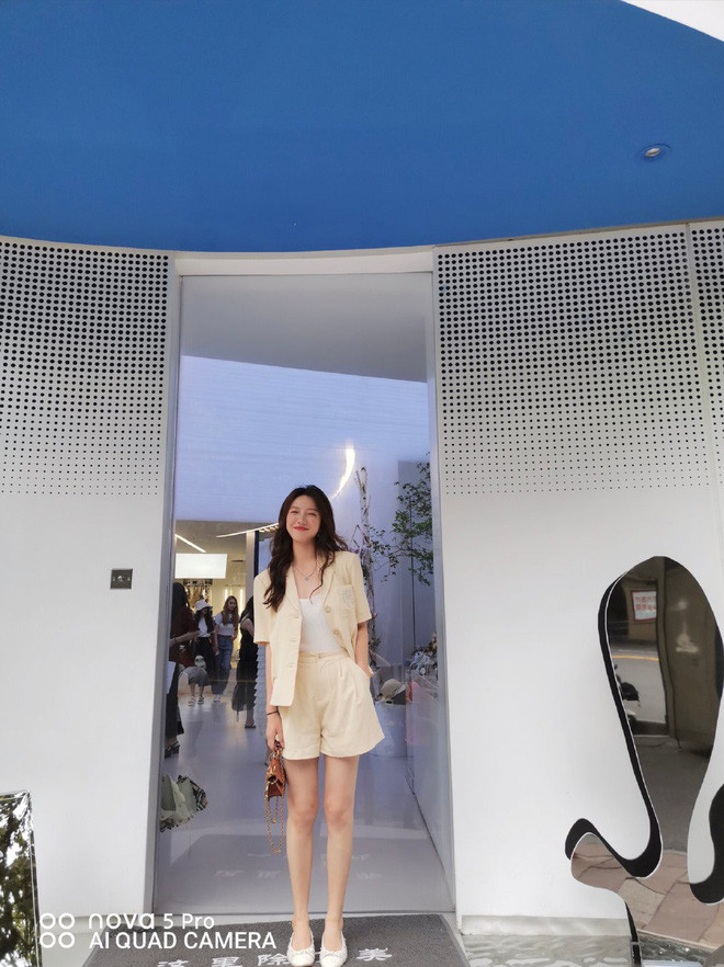 Đáng chú ý nhất là thái độ của bạn trai cũ Mãn Mãn. Khi thấy cô nàng lột xác xinh đẹp, anh chàng này đã ngỏ ý xin quay lại, nhưng tất nhiên, Mãn Mãn không bao giờ đồng ý. Cô nàng chỉ nhắn lại vỏn vẹn một câu: "Anh đi ra chỗ khác đi!" rồi block anh chàng kia luôn.