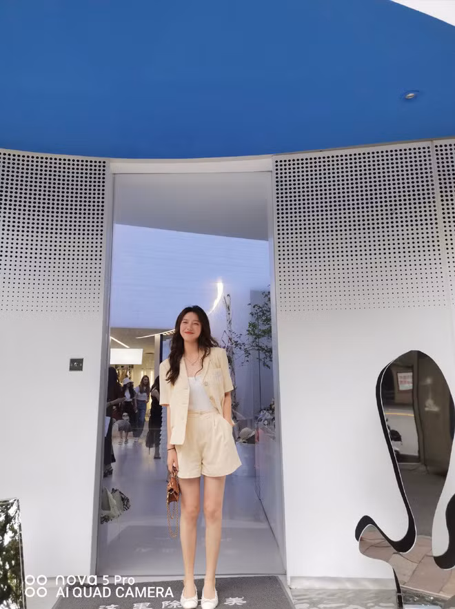 Đáng chú ý nhất là thái độ của bạn trai cũ Mãn Mãn. Khi thấy cô nàng lột xác xinh đẹp, anh chàng này đã ngỏ ý xin quay lại, nhưng tất nhiên, Mãn Mãn không bao giờ đồng ý. Cô nàng chỉ nhắn lại vỏn vẹn một câu: "Anh đi ra chỗ khác đi!" rồi block anh chàng kia luôn.