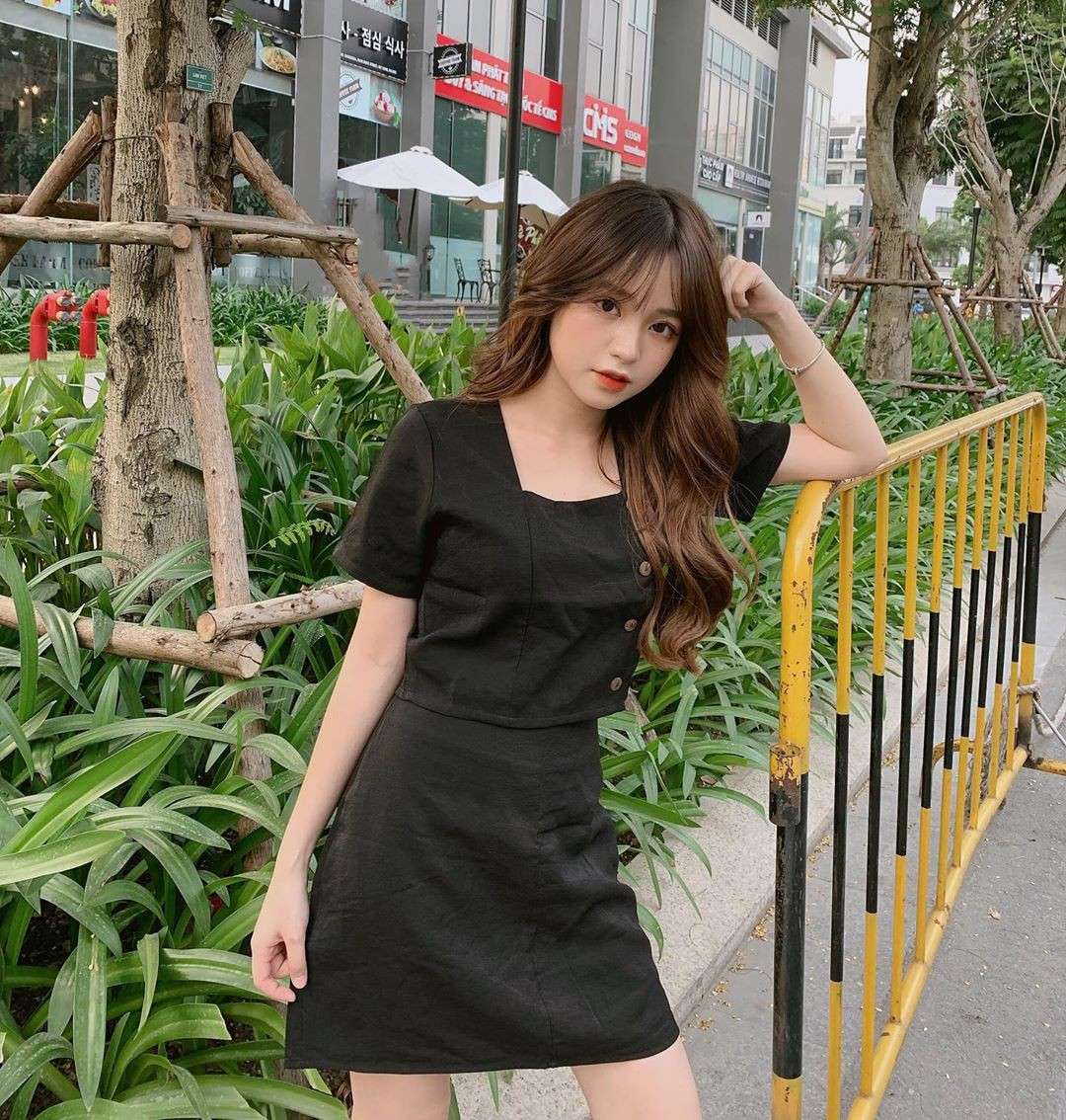 Người tiếp theo được cho là có thời gian hẹn hò với Hải "con" là "hot girl 1m52" Nguyễn Thanh Thuỷ (SN 1998). Cặp đôi bị bắt gặp ngồi cạnh nhau trong một bữa tiệc bạn bè và có cử chỉ khá thân mật.