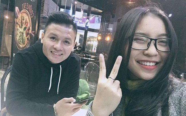 Nổi lên từ VCK U23 Châu Á 2018, đời tư của Quang Hải nhận được sự quan tâm đặc biệt từ phía người hâm mộ. Ở thời điểm đó, nam cầu thủ đang hẹn hò với hot girl Quang Nam, Nhật Lê (SN 1999). Cả hai luôn xuất hiện cạnh nhau trong những buổi tiệc với bạn bè, dành cho nhau những lời có cánh trên mạng xã hội.