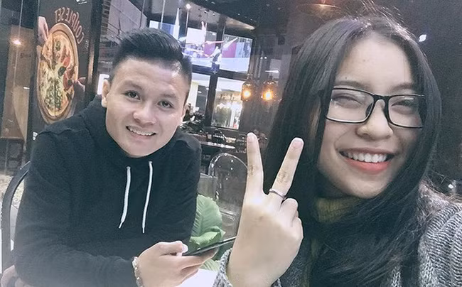 Nổi lên từ VCK U23 Châu Á 2018, đời tư của Quang Hải nhận được sự quan tâm đặc biệt từ phía người hâm mộ. Ở thời điểm đó, nam cầu thủ đang hẹn hò với hot girl Quang Nam, Nhật Lê (SN 1999). Cả hai luôn xuất hiện cạnh nhau trong những buổi tiệc với bạn bè, dành cho nhau những lời có cánh trên mạng xã hội.