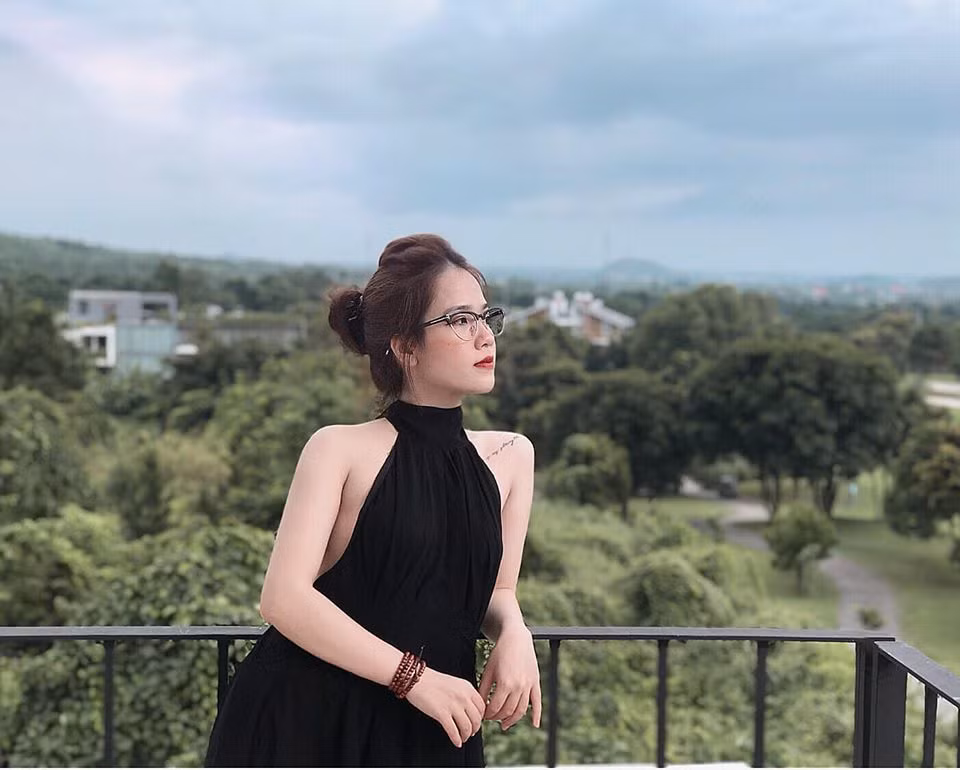 Trên trang cá nhân, Huyền My liên tục úp mở về mối quan hệ với cầu thủ tuyển quốc gia. Cô nàng cũng có mặt để cổ vũ tình tin đồn và đồng đội tại VCK U23 Châu Á 2020 diễn ra tại Thái Lan.