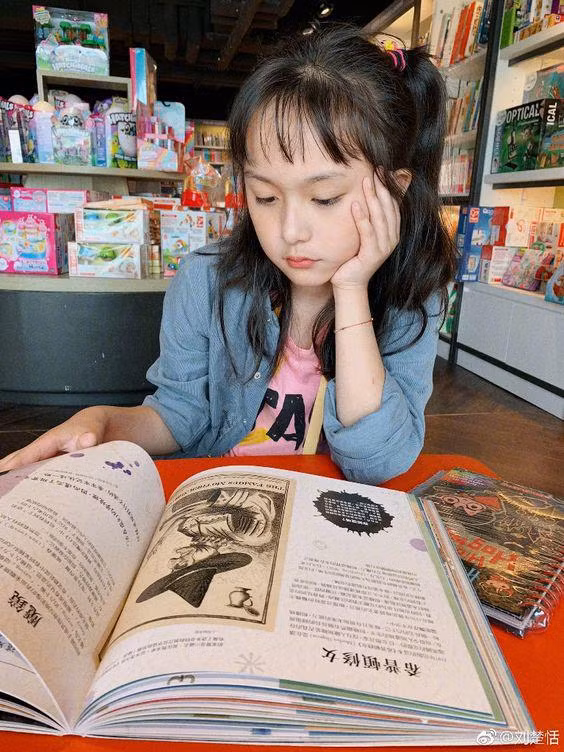 Thế nhưng, khi bước sang tuổi 11, Lưu Sở Điềm vẫn giữ được nét đẹp thuở bé, đây được coi là màn "dậy thì thành công" khiến MXH bất ngờ.