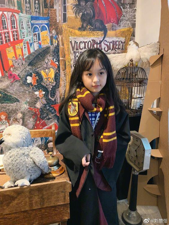 Cô bé từng gây sốt MXH ngày nào giờ đã lớn hơn, trưởng thành hơn rất nhiều.