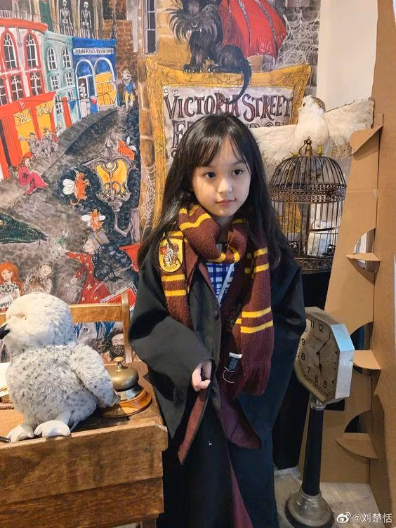 Cô bé từng gây sốt MXH ngày nào giờ đã lớn hơn, trưởng thành hơn rất nhiều.