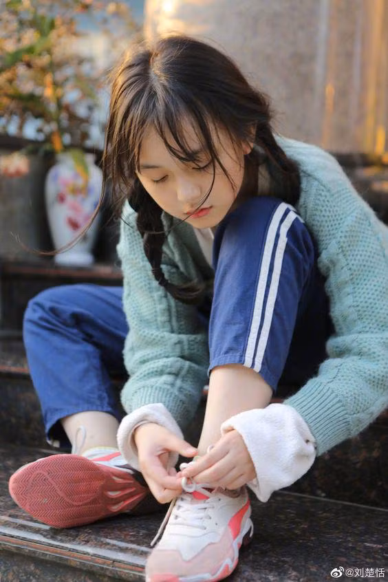 Diễn viên nhí này vẫn sở hữu gương mặt bầu bĩnh, đôi mắt to tròn long lanh và đôi môi nhỏ chúm chím. Chiều cao của cô bé đã phát triển sớm ra dáng một thiếu nữ.