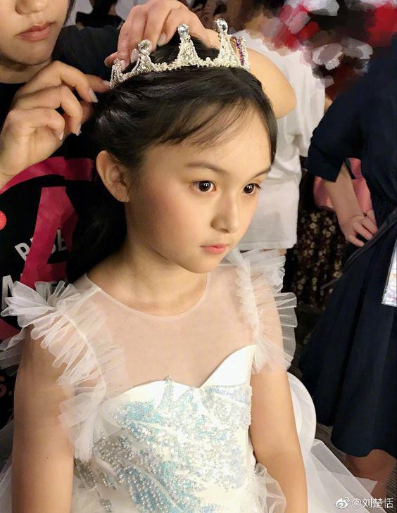 Càng lớn, Sở Điềm càng xinh như công chúa và không hề mất đi nét đẹp của mình.