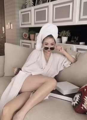 Được biết, đây chỉ là quán ăn đêm di động bằng xe đẩy trên đường phố Tân Bắc, Đài Loan. Thế nhưng, chủ quán chính là điều thu hút khách hàng, khiến quán ăn này luôn đông khách hơn hẳn.