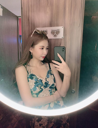 Chủ quán ăn sở hữu nhan sắc vô cùng xinh đẹp với đôi mắt to, mặt V-line, dáng người cao ráo nhưng nhỏ nhắn.