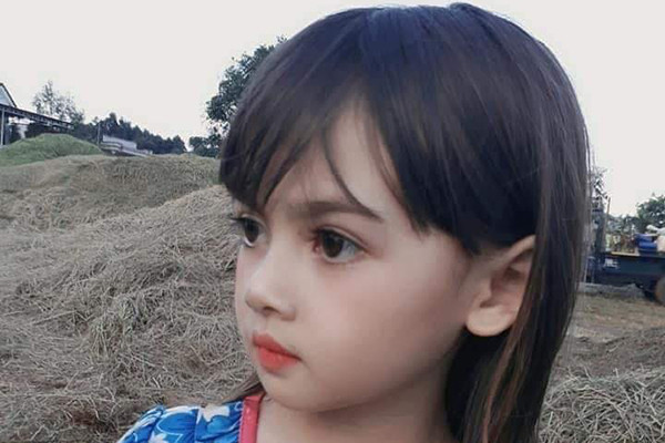 Bên cạnh đó, cũng có nhiều bình luận cho rằng cô bé vốn dĩ cũng xinh nhưng để đạt đến độ xuất sắc, da trắng mịn, môi đỏ thế này một phần là do dùng phần mềm chỉnh sửa ảnh. Em bé nào chụp bằng phần mềm cũng xinh xắn như vậy.